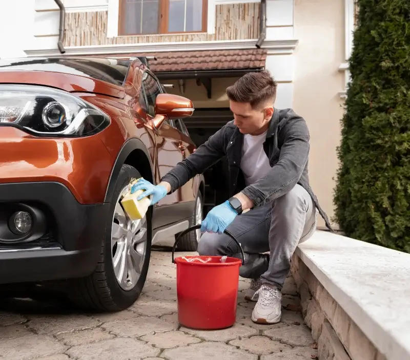 Lavage auto à domicile Sainte-Suzanne-sur-Vire : professionnel intervenant sur un véhicule